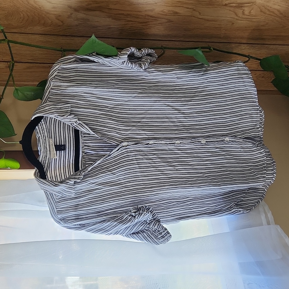 Universal Thread white striped Women's size Small shirt top blouse
